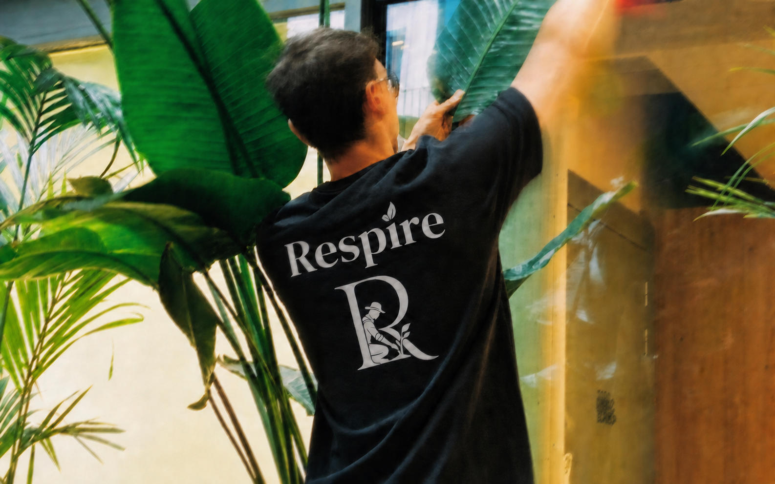 T-shirt Respire devant un mur végétal